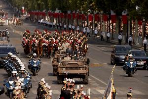 Truppen der Länder der Koalition der Willigen führten die Militärparade zum französischen Nationalfeiertag an.