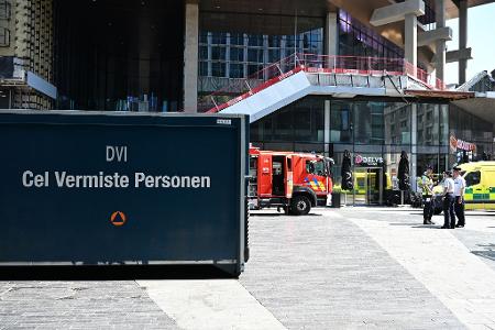 Stundenlang werden mehrere Menschen vermisst.