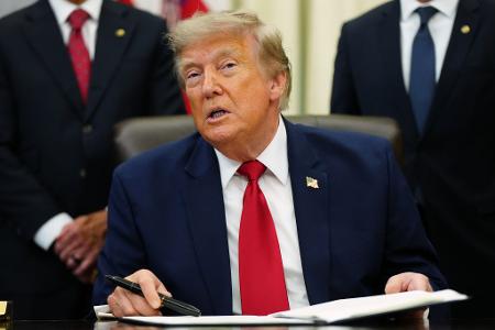 US-Präsident Trump rückt wieder von seiner Gebührenidee in der Straße von Hormus ab.