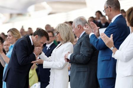 Handküsschen für Frau Macron