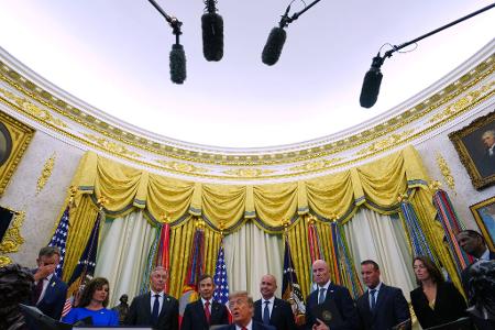 US-Präsident Donald Trump (M) hält in Washington eine Rede.