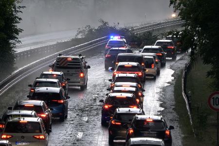 Bei Erlangen musste bereits am Dienstagabend auf dieser Straße der Verkehr umgeleitet werden, nachdem im Zuge eines Unwetters Bäume umgestürzt sind. 