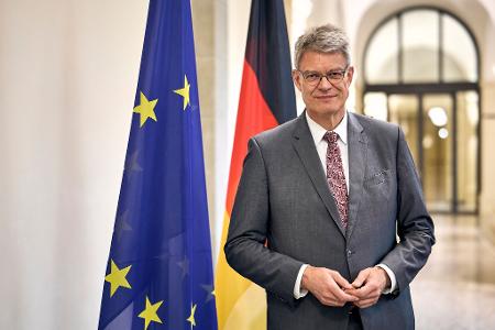 Bundesverkehrsminister Patrick Schnieder (CDU) hält mehr Wettbewerb im Fernverkehr grundsätzlich für eine gute Sache aus Sicht der Fahrgäste. (Archivbild)