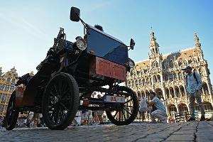 Eine E-Kutsche steht auf dem Grand-Place/Grote Markt im Zentrum von Brüssel. 