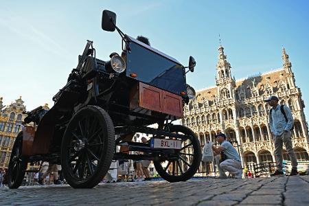 Eine E-Kutsche steht auf dem Grand-Place/Grote Markt im Zentrum von Brüssel. 