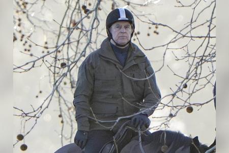 Prinz Andrew schwingt sich nach monatelangem Verbot wieder aufs Pferd