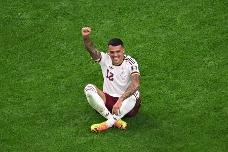 Spanien schlägt Frankreich: Der Spanier Pedro Porro jubelt nach seinem Tor zum 2:0 beim WM-Halbfinale gegen Frankreich.