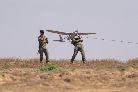Wie irritierend das ständige Surren der Drohnen sein kann, hat der Leiter der Diakonie Katastrophenhilfe, Martin Keßler, im palästinensischen Gazastreifen erlebt. (Symbolbild)
