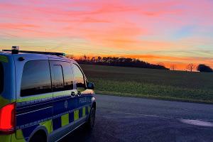 Streifenwagen im Abendlicht