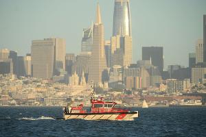 In der Bucht von San Francisco ist ein Boot gekentert.