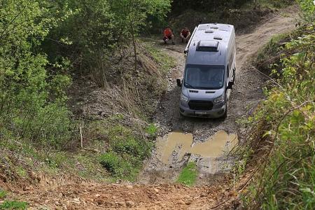 Sunlight Cliff 4x4 Ford Transit Matsch