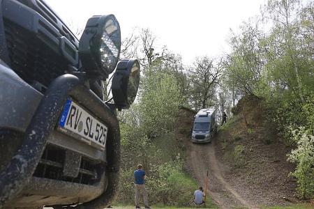 Sunlight Cliff 4x4 Ford Transit steile Bergabfahrt