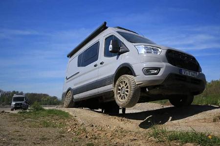 Sunlight Cliff 4x4 Ford Transit tief im Schlamm