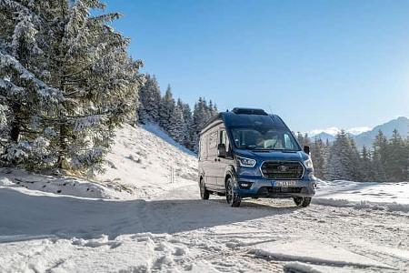 Premiere Carado Campingbus Totale von vorne links