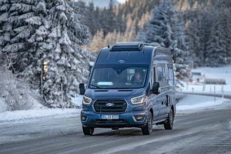 Premiere Carado Campingbus Totale von vorne rechts