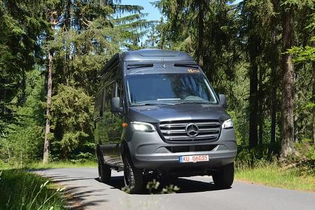 Campervan, Außenansicht, Yucon, Straße, Wald, Abenteuer