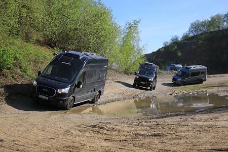 Sunlight Cliff 4x4 Ford Transit Schrägfahrt