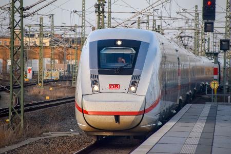 Zugchef stoppt ICE, um Klopapier zu kaufen