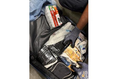 Bei der Kontrolle des Gepäcks fanden die Beamten 350.000 EUR Bargeld eingeschweißt und mit Folie umwickelt