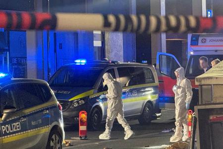 Mitarbeiter der Spurensicherung sind am Tatort in Kelkheim beschäftigt.
