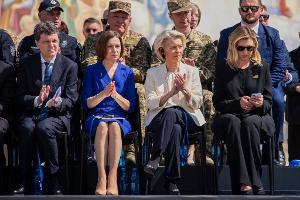 Gemeinsam mit Staats- und Regierungschefs aus Ländern wie Rumänien und Moldau reiste EU-Kommissionspräsidentin Ursula von der Leyen (2.v.r) am Mittwoch nach Kiew. (Archivbild) 