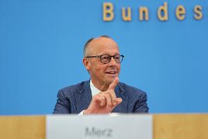 Merz ist gut aufgelegt bei seiner Sommerpressekonferenz.