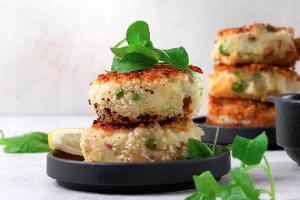 Goldbraune Fischfrikadellen mit Erbsen