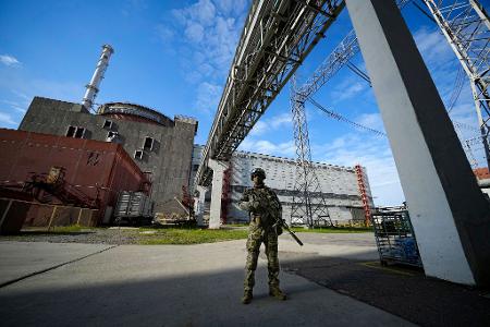 Russische Truppen kontrollieren seit dem Frühjahr 2022 das ukrainische Atomkraftwerk Saporischschja im Südosten des Landes. (Archivbild)