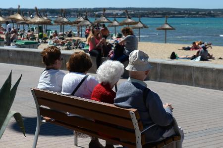 Nicht immer zieht es Menschen in Rente wie hier direkt nach Mallorca. Der Trend zur Frührente war zuletzt aber ungebrochen. (Archivfoto) 