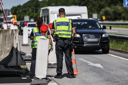 Seit fast zwei Jahren gibt es auf Anweisung der Bundesregierung trotz des Schengen-Vertrags wieder stationäre Grenzkontrollen, so wie hier an der A3 bei Elten an der Grenze zu den Niederlanden. (Symbolbild)