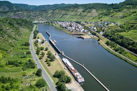 Nach einem Defekt an einem Fahrgastschiff fließen mehr als 100 Liter Diesel in die Mosel. (Symbolbild)