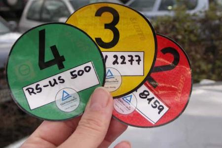 Wer etwa mit einer roten Plakette in eine Umweltzone fährt, riskiert ein Verwarnungsgeld in Höhe von 40 Euro – normalerweise.