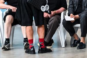 Ein Mann mit roten Mustersocken und kurzen Hosen - kürzlich bei der Berlin Fashion Week. (Archivbild)