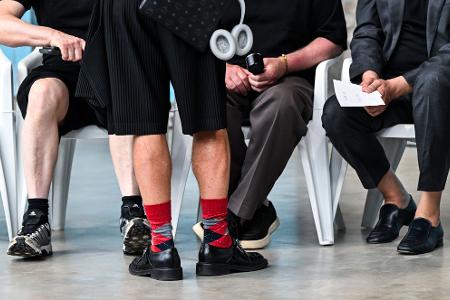 Ein Mann mit roten Mustersocken und kurzen Hosen - kürzlich bei der Berlin Fashion Week. (Archivbild)