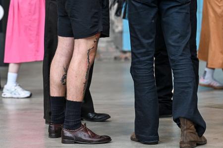 Kurze Hose und schwarze Socken geht auch - Aufnahme während der Berlin Fashion Week Anfang Juli. (Archivbild)