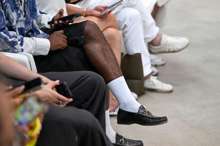 Weiße Socken und Loafer zur kurzen Hose - 2026 kein Problem. (Archivbild)