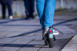 Die Zahl der E-Scooter-Unfälle ist deutlich angestiegen. (Symbolbild)