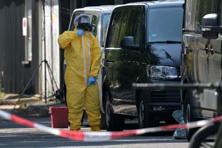 Mit Schutzanzug und Gasmaske: Zoll und Polizei durchsuchen ein mutmaßliches Drogenlabor im brandenburgischen Ludwigsfelde.