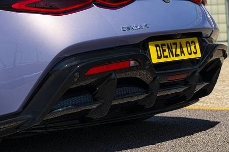Detailaufnahme des Heckdiffusors eines Denza-Fahrzeugs mit sichtbarem Modellschriftzug und Nummernschild.