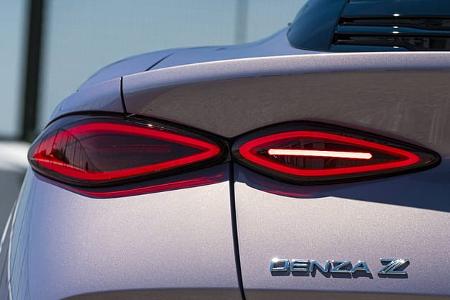 Detailaufnahme des Heckbereichs eines Fahrzeugs mit DENZA Z Schriftzug und markantem LED-Rücklicht.
