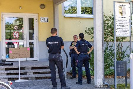 Nach dem Angriff auf eine Mitarbeiterin eines Jugendamtes der Kreisverwaltung ist in Finsterwalde das Gebäude evakuiert und gesperrt worden.