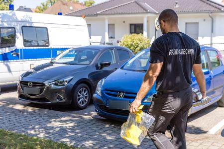 Kriminaltechniker sichern nach einem Angriff in einem Jugendamt in Finsterwalde Spuren. 