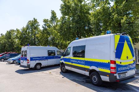 Die Polizei ermittelt nach einem Angriff auf eine Behörden-Mitarbeiterin in Finsterwalde. Ein Mann soll in ihrem Büro ein Feuer gelegt haben. 