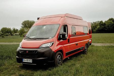 Durch die rote Lackierung wirkt der Billig-Campingbus Bürstner Papilon deutlich auffälliger und eleganter.