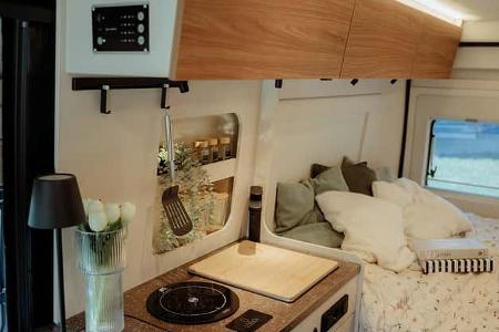 Gekocht wird im Campingbus Bürstner Papilon auf dem serienmäßigen Induktionskochfeld.