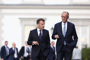 Bundeskanzler Friedrich Merz empfing Emmanuel Macron am Abend auf Schloss Bensberg bei Köln, um das Regierungstreffen am Freitag vorzubereiten. 