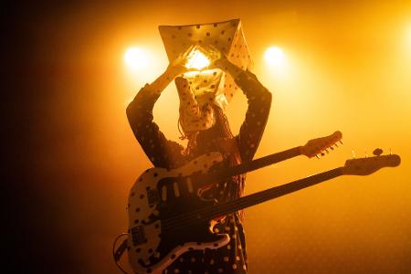 Das Rock-Duo Angine de Poitrine tritt im Mod Club in Toronto auf. 