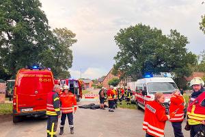 Die Einsatzkräfte richteten einen großzügigen Sicherheitsbereich ein.