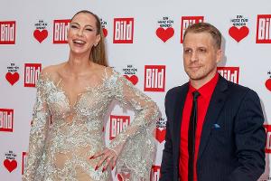 Sandy und Pocher: Podcast-Comeback in Hochzeitskleid und Smoking