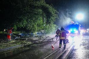 Nach den Unwettern räumen die Einsatzkräfte auf.